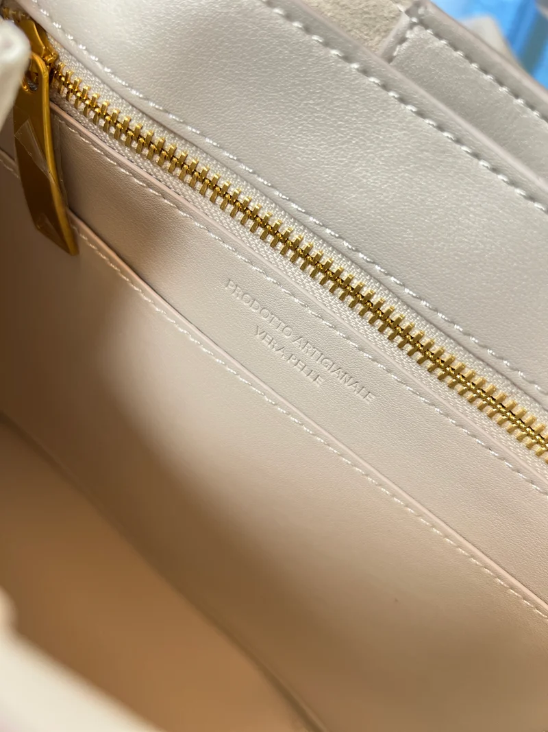 Borsa tote media in pelle intrecciata con dettagli a nodo