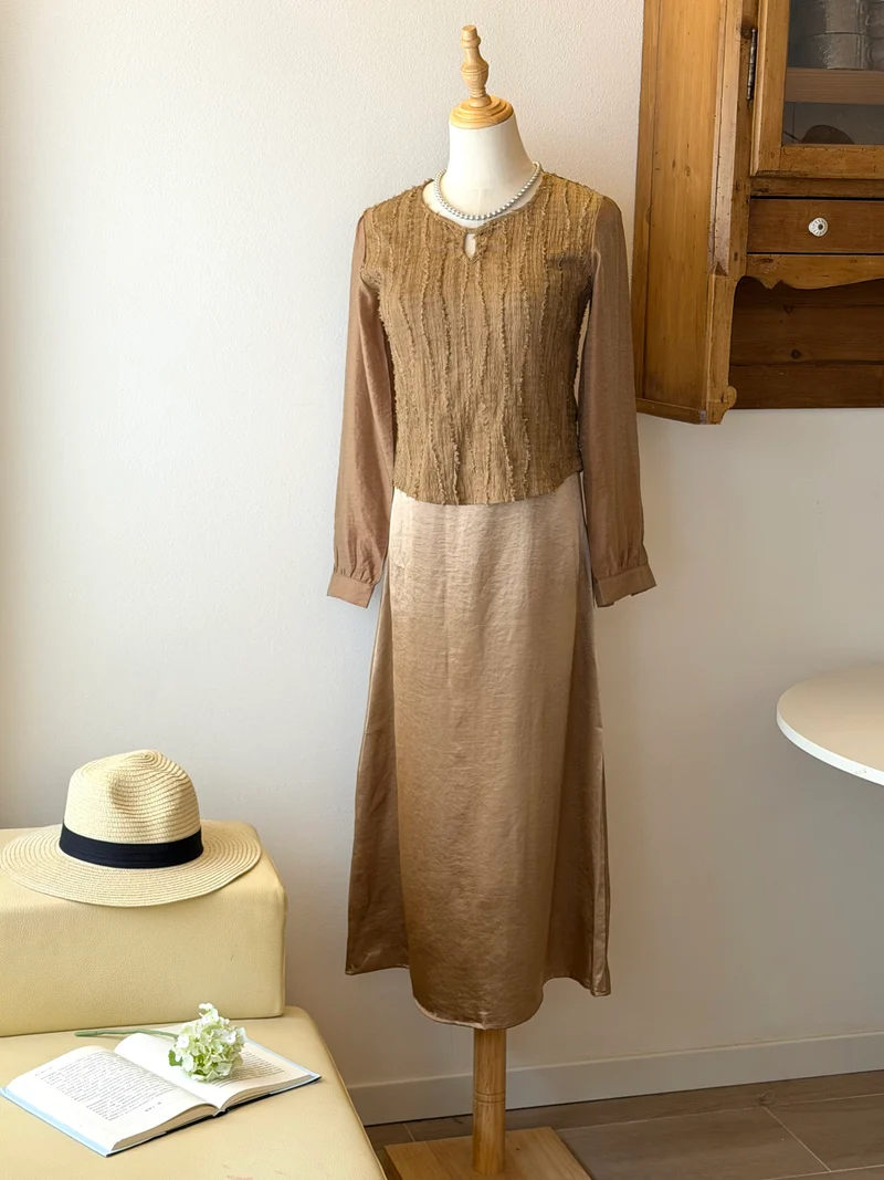 Amber Flow Set | Top con frange e abito satinato champagne