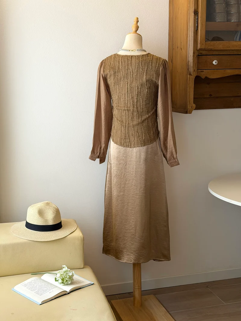 Amber Flow Set | Top con frange e abito satinato champagne