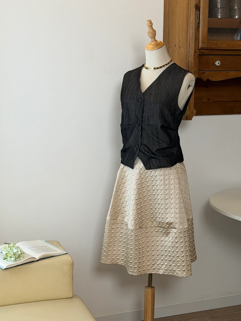 Monochrome Structure Set | Gilet nero e gonna volume