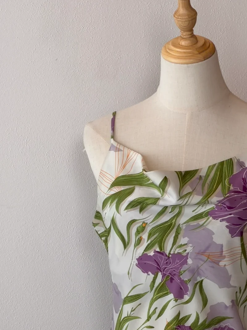 Iris Satin Dress | Abito con stampa floreale e scollo drappeggiato