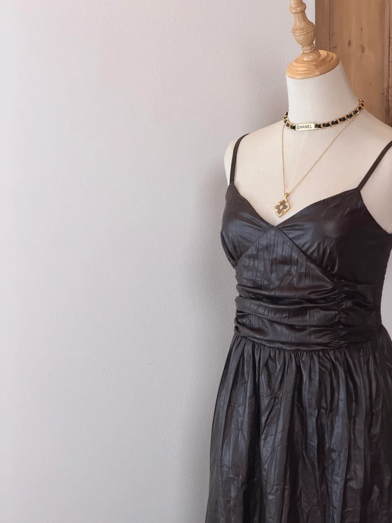 Black Sculpt Dress | Abito con volume e texture effetto pelle