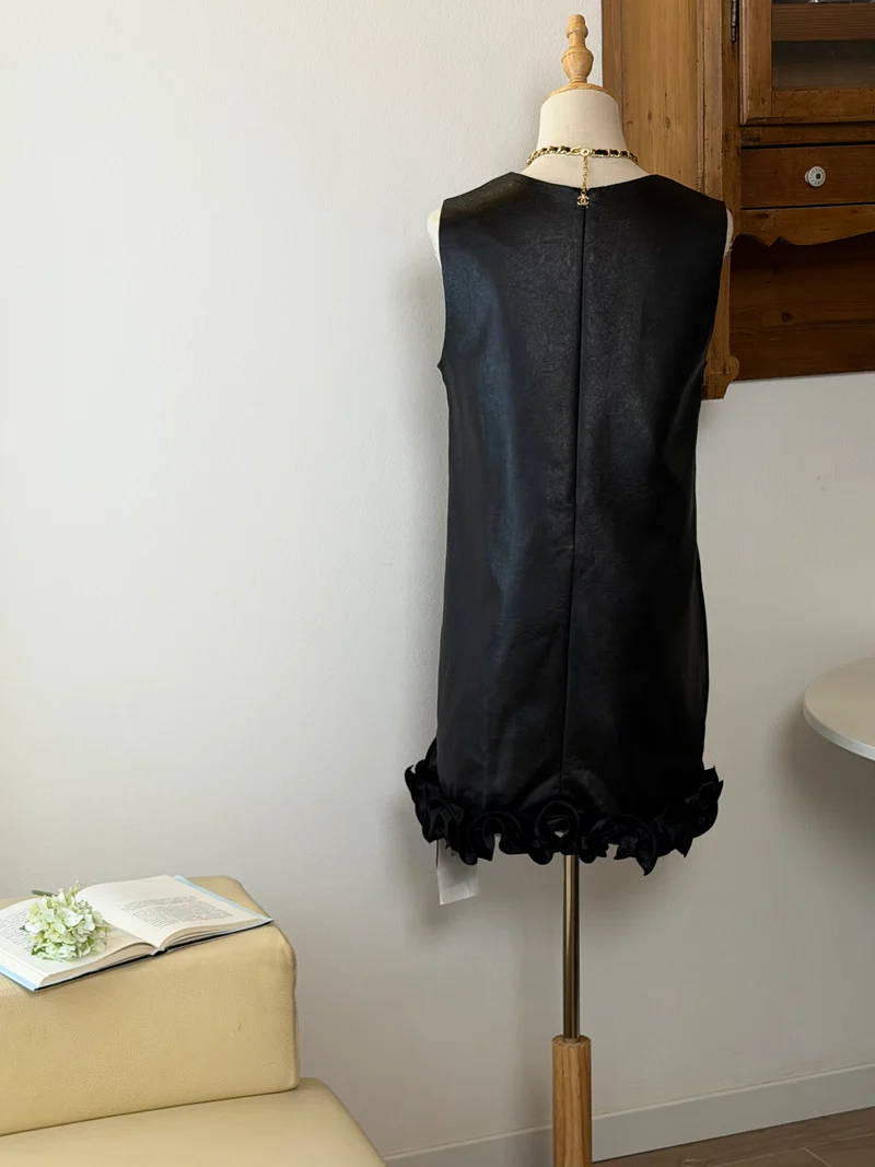 Black Satin Minimal Dress | Abito con balza finale