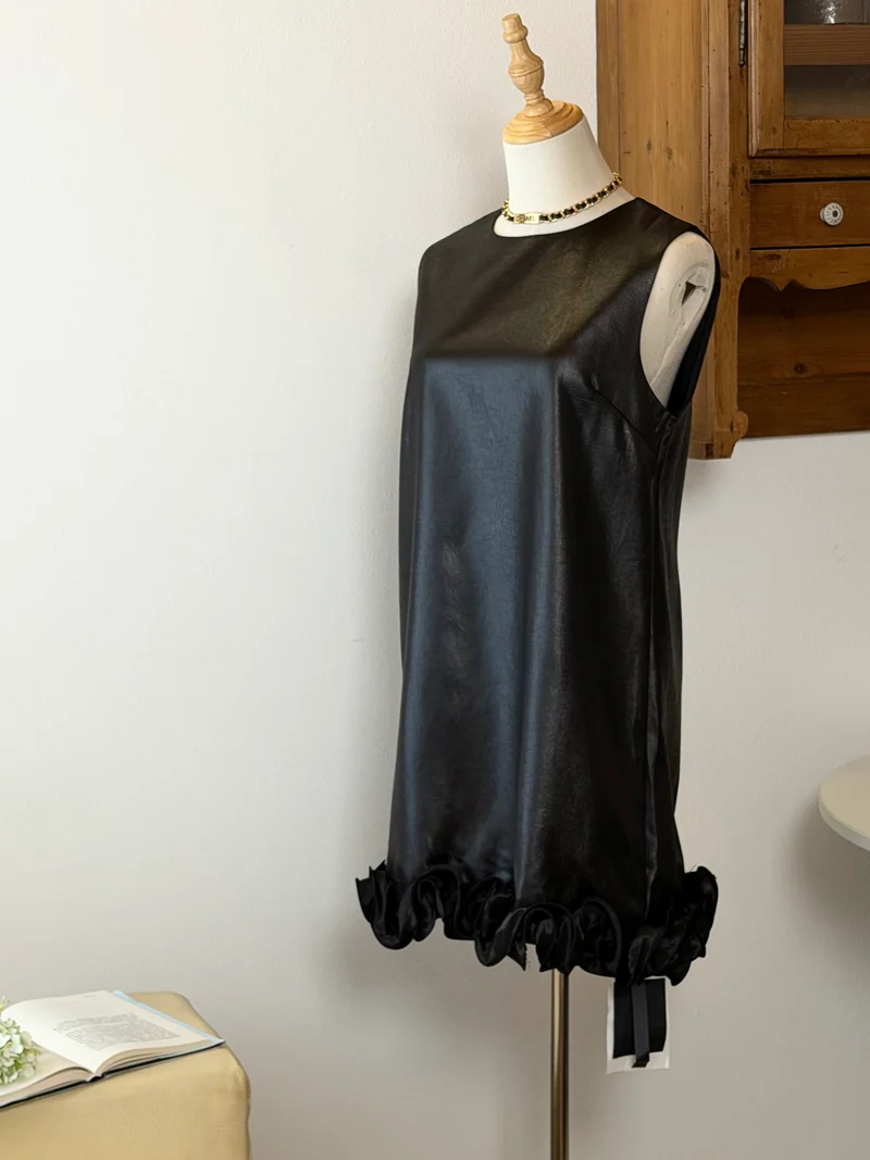 Black Satin Minimal Dress | Abito con balza finale