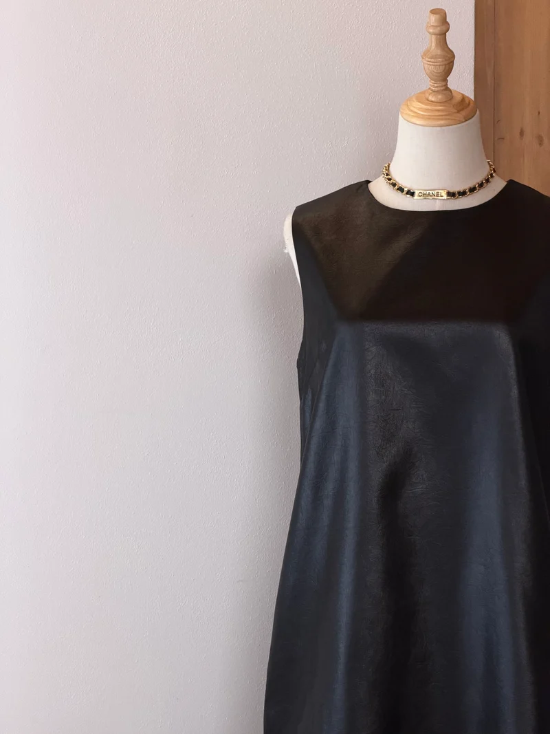 Black Satin Minimal Dress | Abito con balza finale