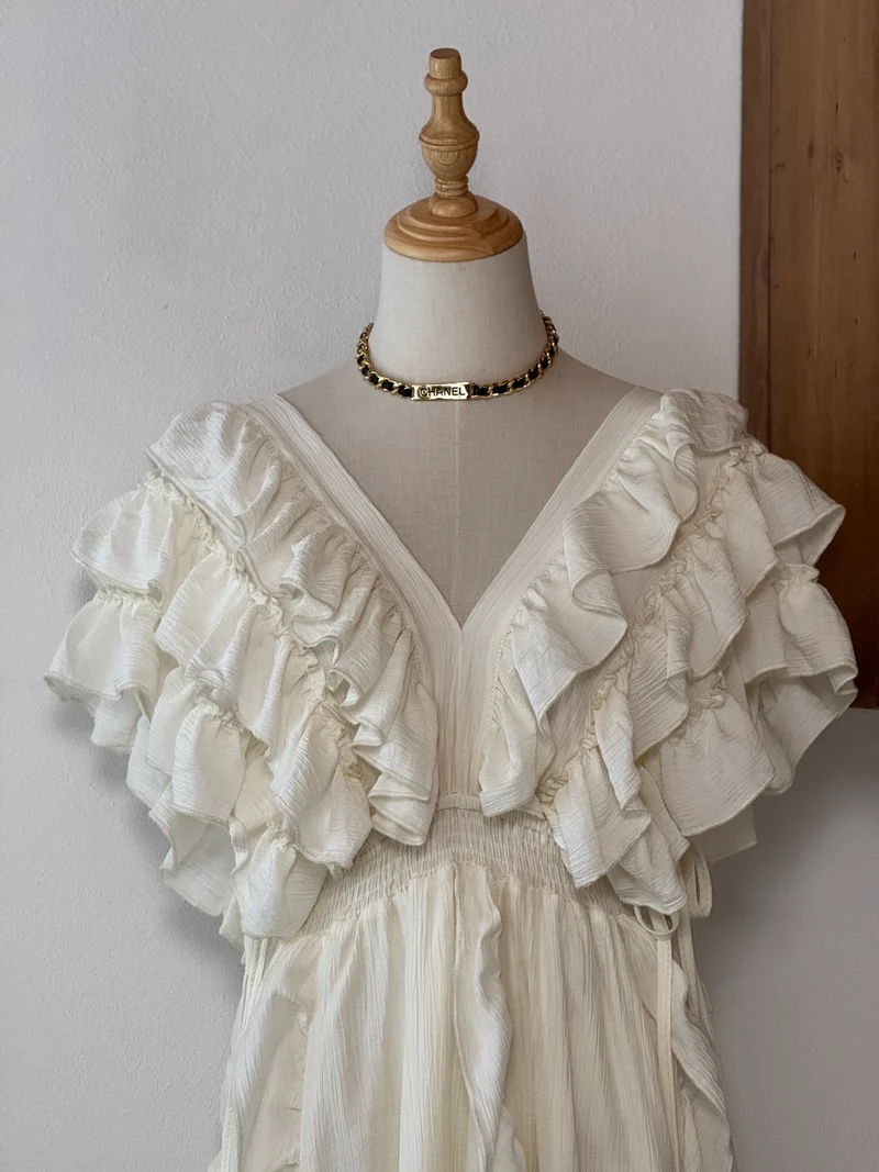 White Ruffle Cake Dress | Abito lungo con balze e scollo a V