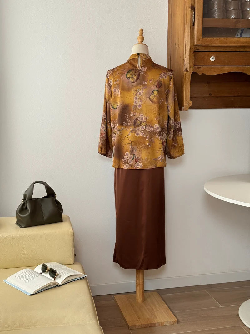 Amber Heritage Set | Camicia stampa orientale e gonna marrone