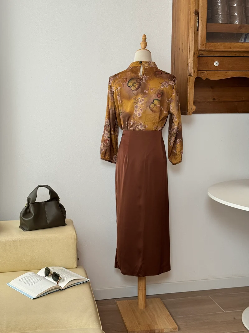 Amber Heritage Set | Camicia stampa orientale e gonna marrone