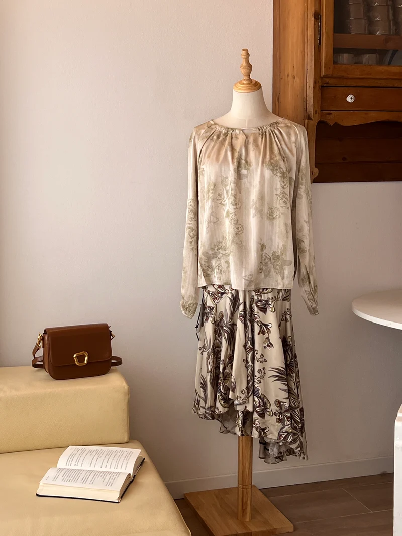 Completo donna con blusa satinata stampata e gonna midi asimmetrica floreale