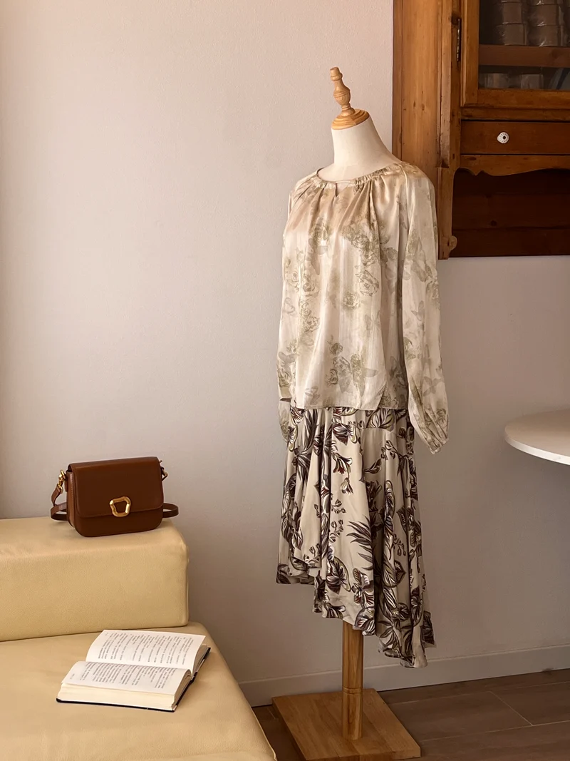 Completo donna con blusa satinata stampata e gonna midi asimmetrica floreale