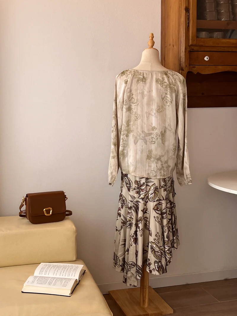 Completo donna con blusa satinata stampata e gonna midi asimmetrica floreale