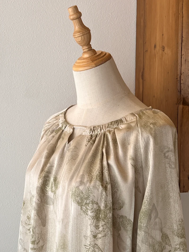 Completo donna con blusa satinata stampata e gonna midi asimmetrica floreale