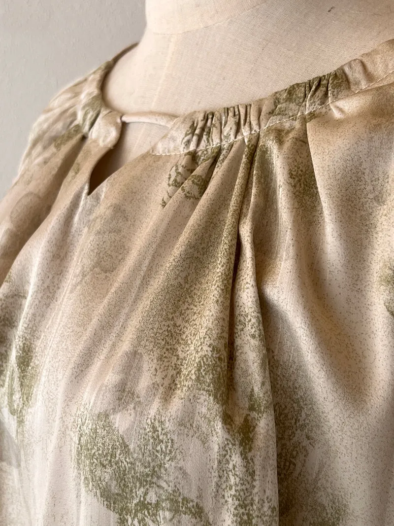 Completo donna con blusa satinata stampata e gonna midi asimmetrica floreale