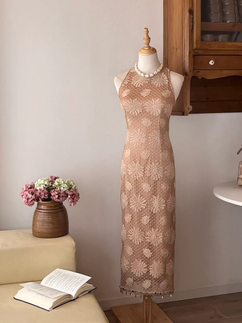 Abito midi rosa cipria in pizzo floreale con collo alto