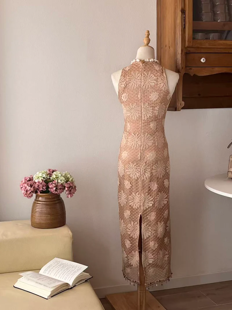 Abito midi rosa cipria in pizzo floreale con collo alto
