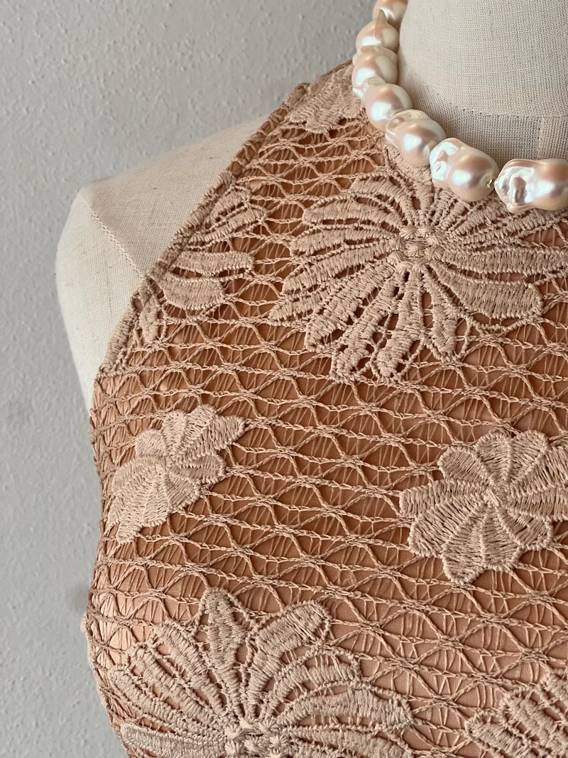 Abito midi rosa cipria in pizzo floreale con collo alto