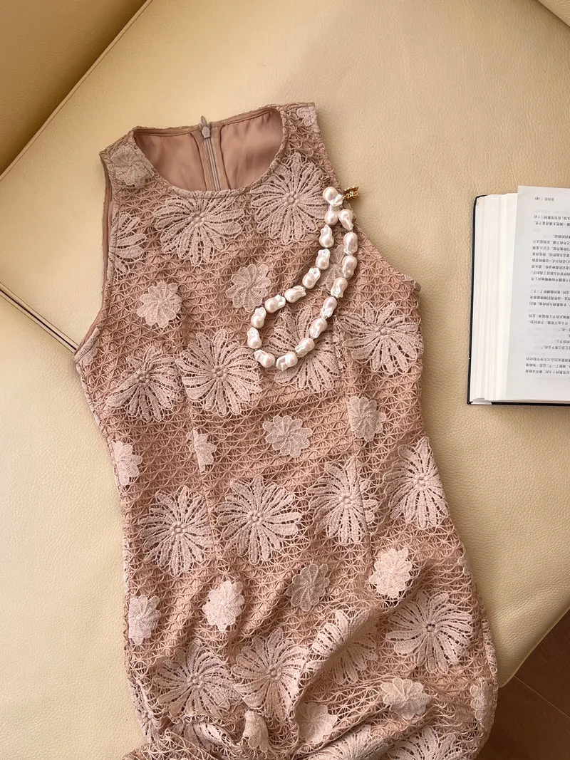 Abito midi rosa cipria in pizzo floreale con collo alto