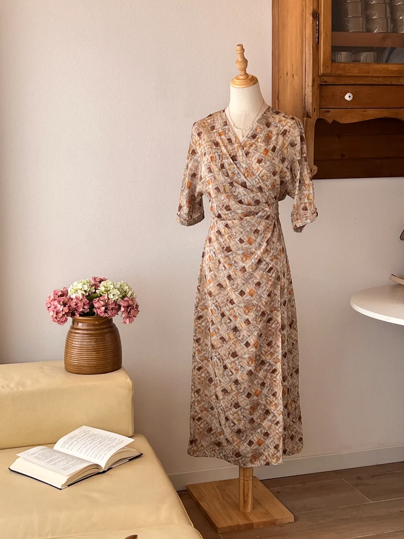 Abito midi stampato nei toni del beige e del marrone con scollo incrociato