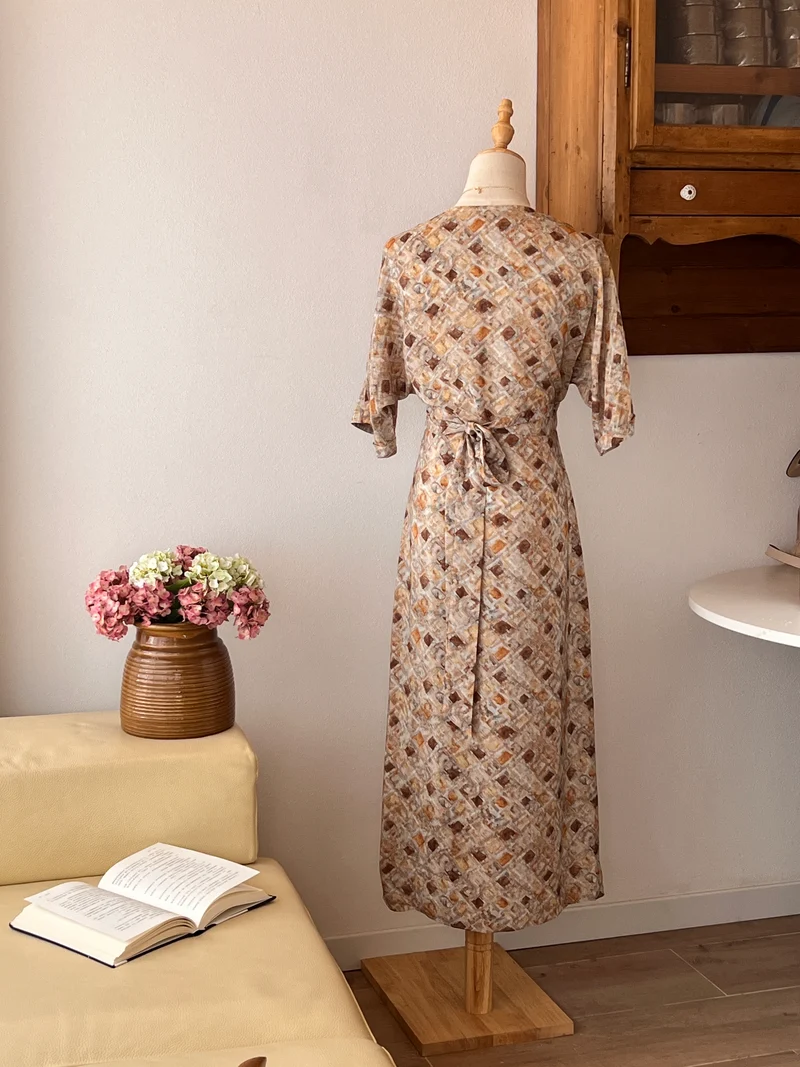 Abito midi stampato nei toni del beige e del marrone con scollo incrociato