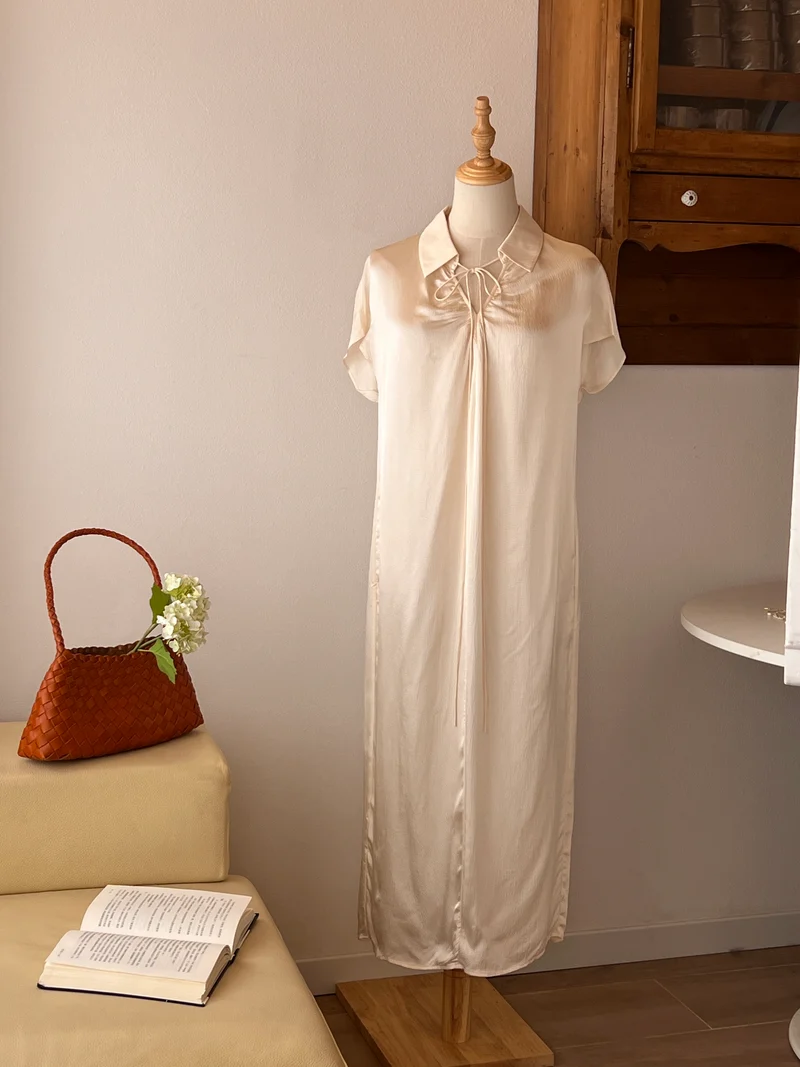 Abito lungo color champagne con collo a camicia e fiocco sul davanti