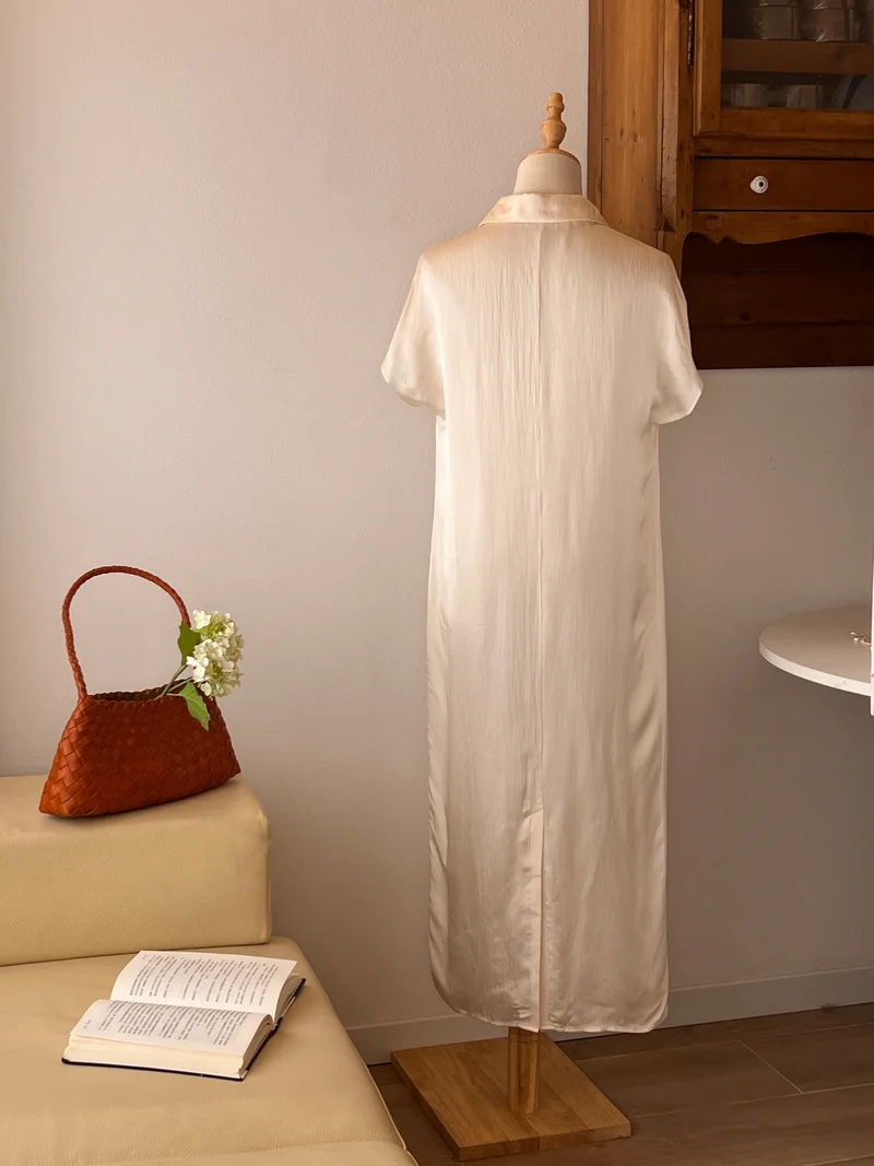 Abito lungo color champagne con collo a camicia e fiocco sul davanti