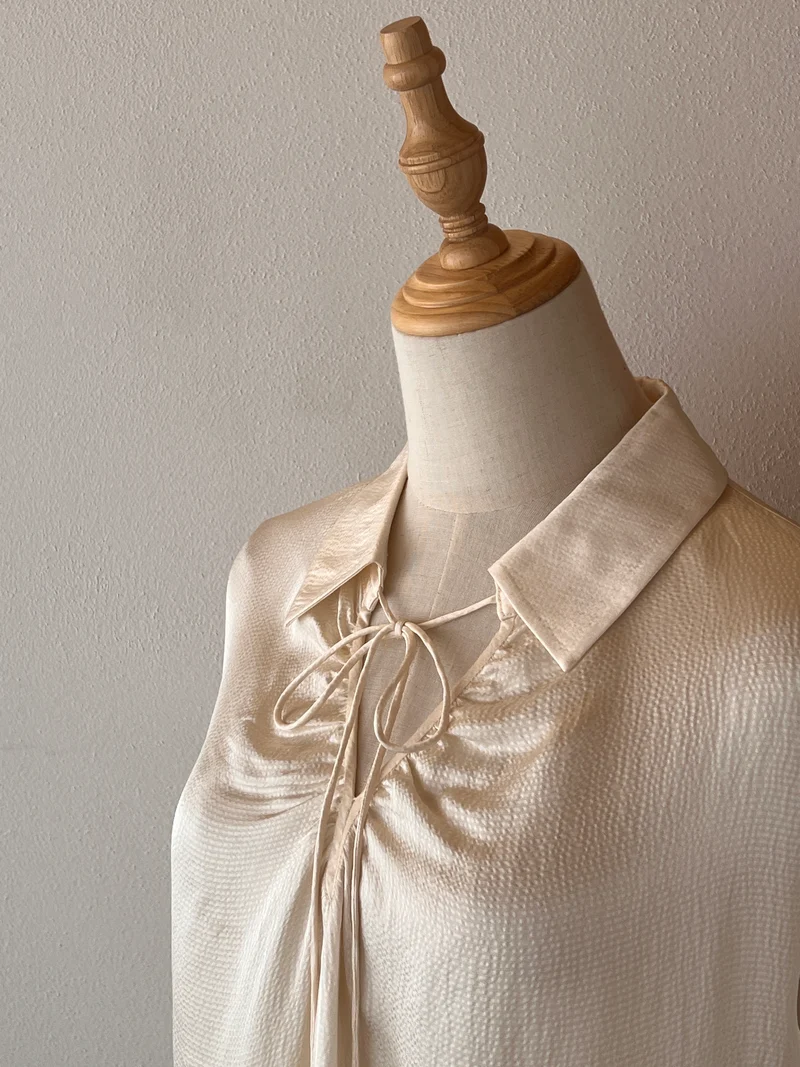 Abito lungo color champagne con collo a camicia e fiocco sul davanti