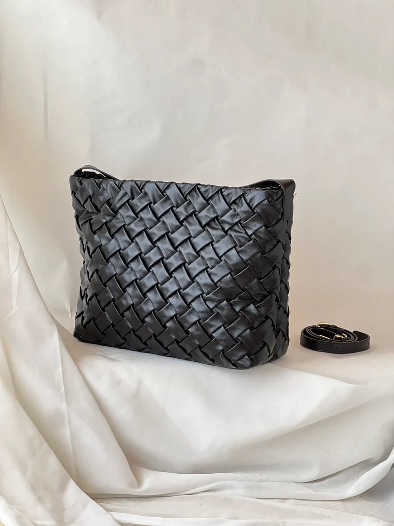 Borsa secchiello oversize in pelle di agnello – Nero