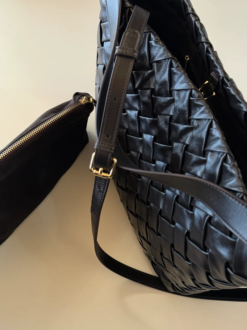 Borsa secchiello oversize in pelle di agnello – Nero
