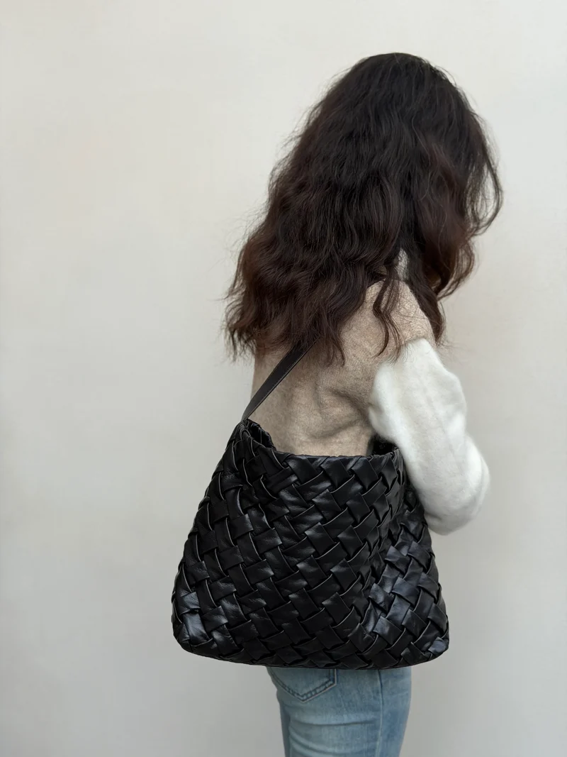 Borsa secchiello oversize in pelle di agnello – Nero