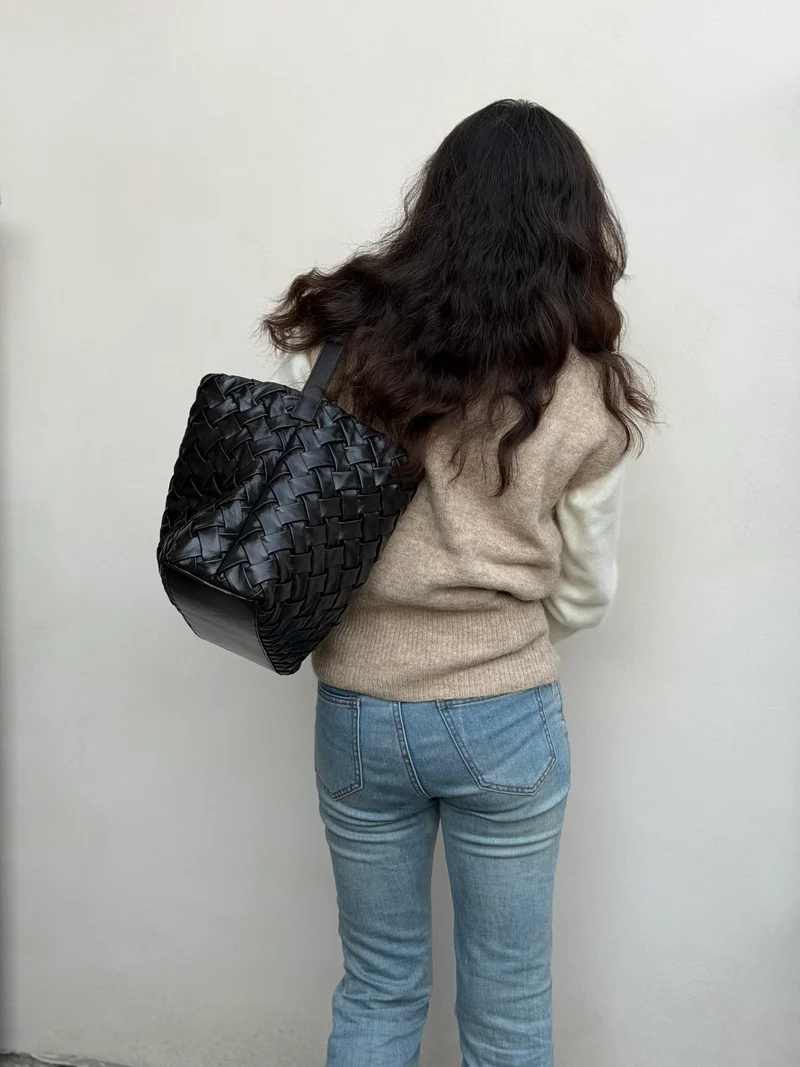 Borsa secchiello oversize in pelle di agnello – Nero