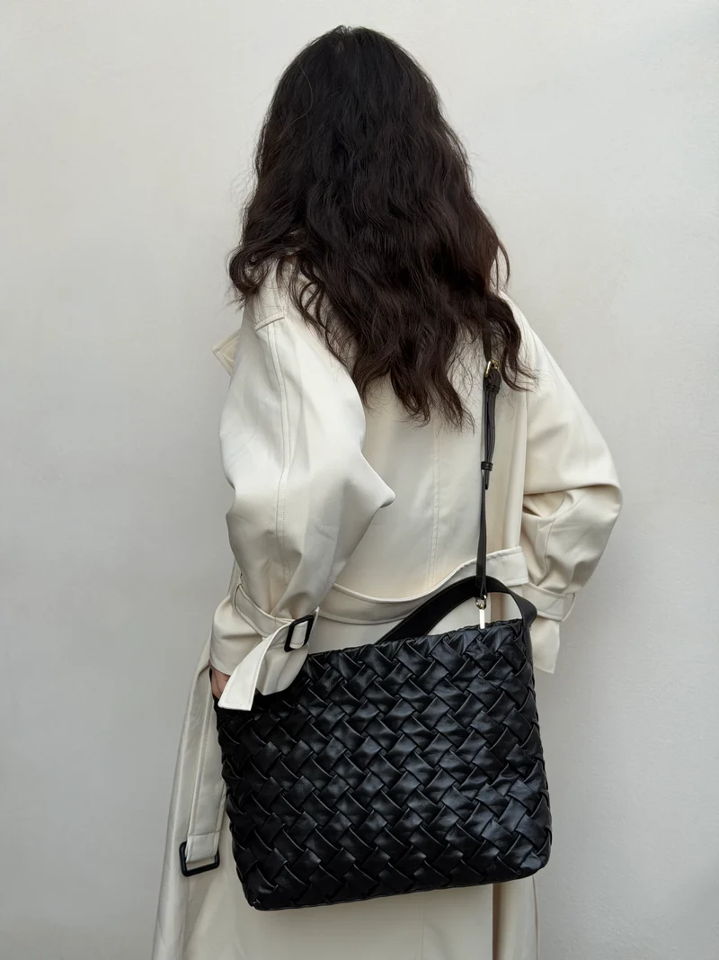 Borsa secchiello oversize in pelle di agnello – Nero