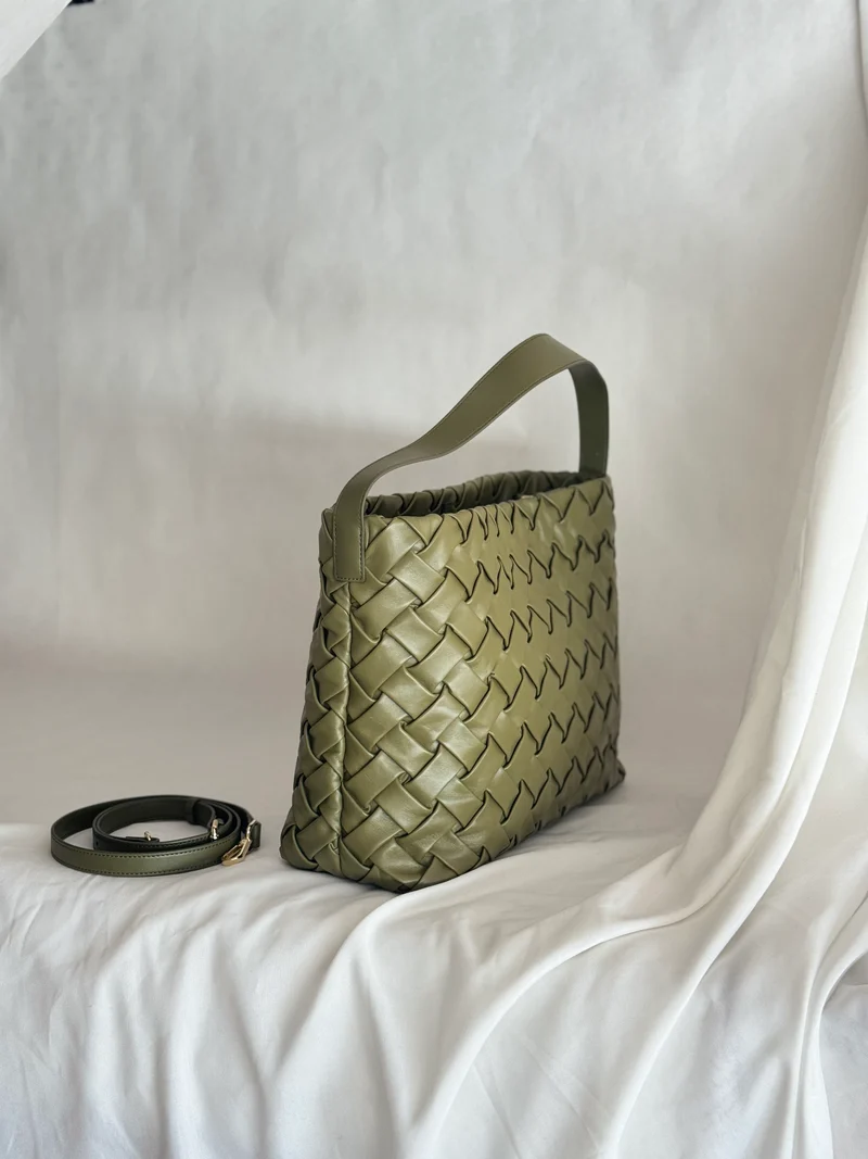 Borsa secchiello oversize in pelle di agnello – Nero