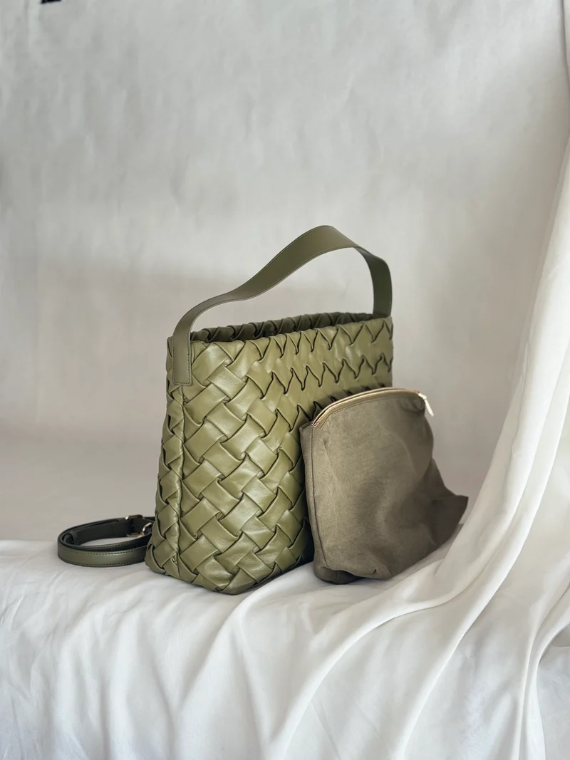 Borsa secchiello oversize in pelle di agnello – Nero
