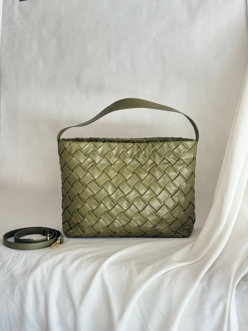 Borsa secchiello oversize in pelle di agnello – Nero