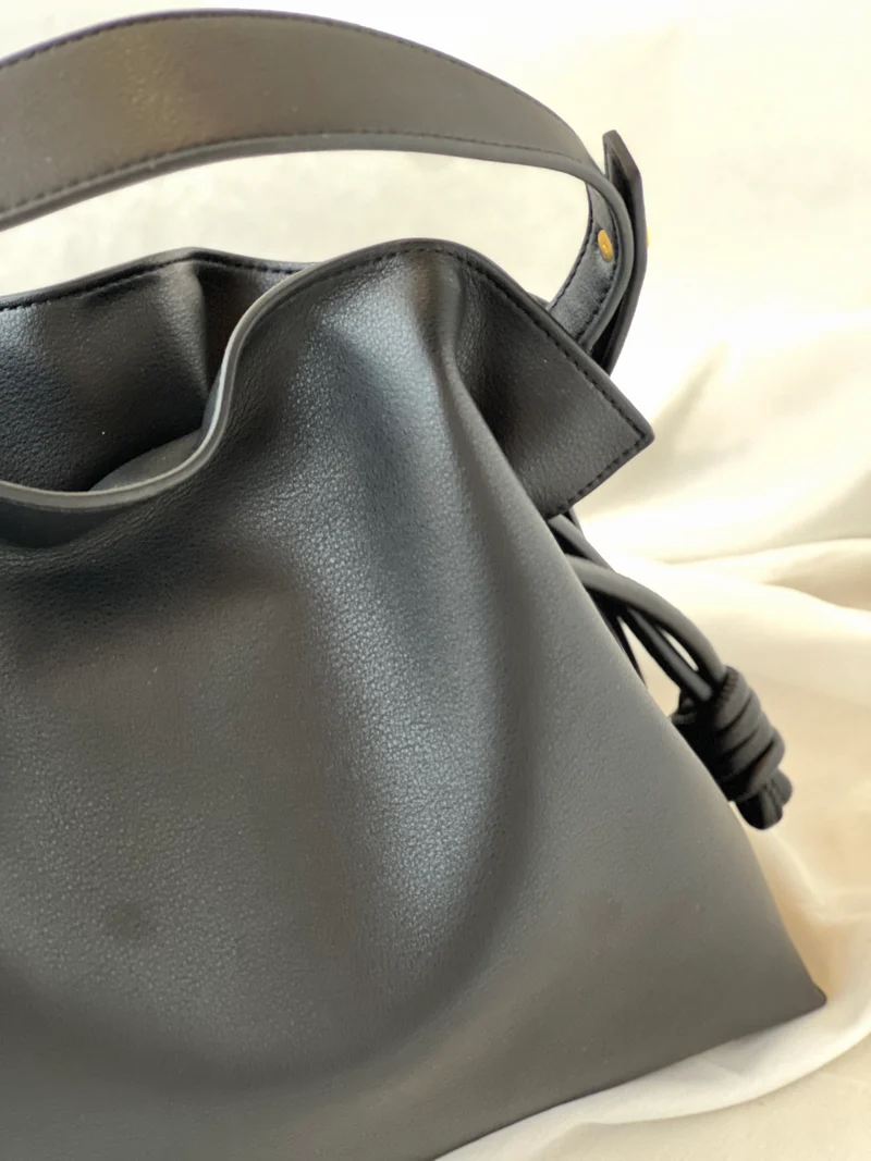 Borsa secchiello in pelle di vitello – Design moderno