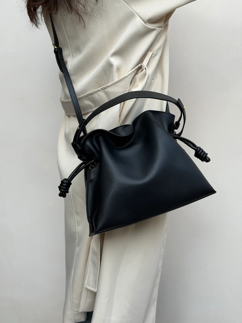 Borsa secchiello in pelle di vitello – Design moderno