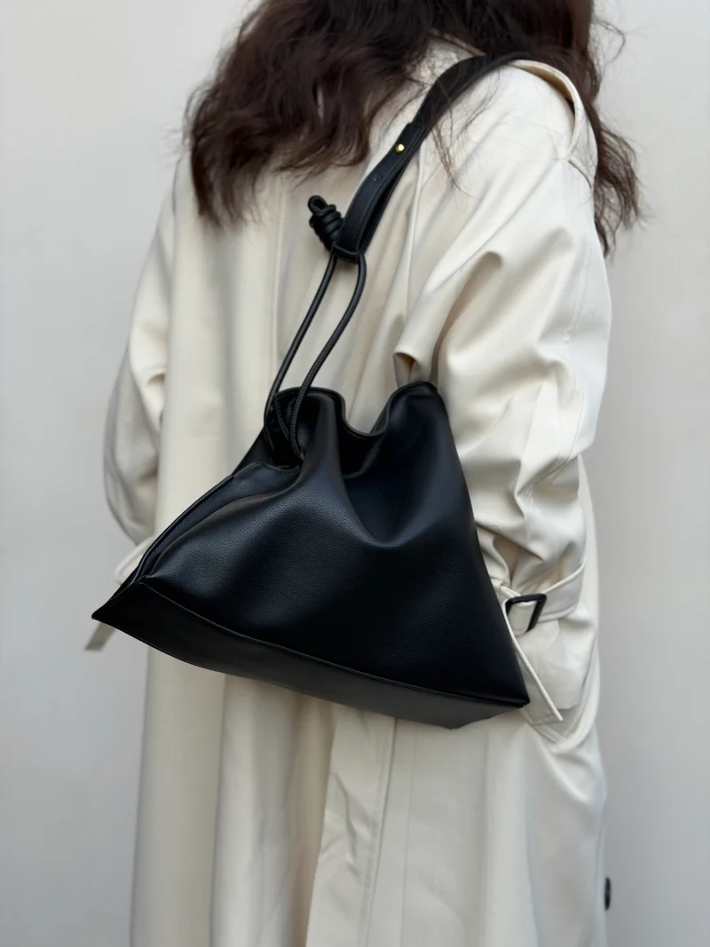 Borsa secchiello in pelle di vitello – Design moderno