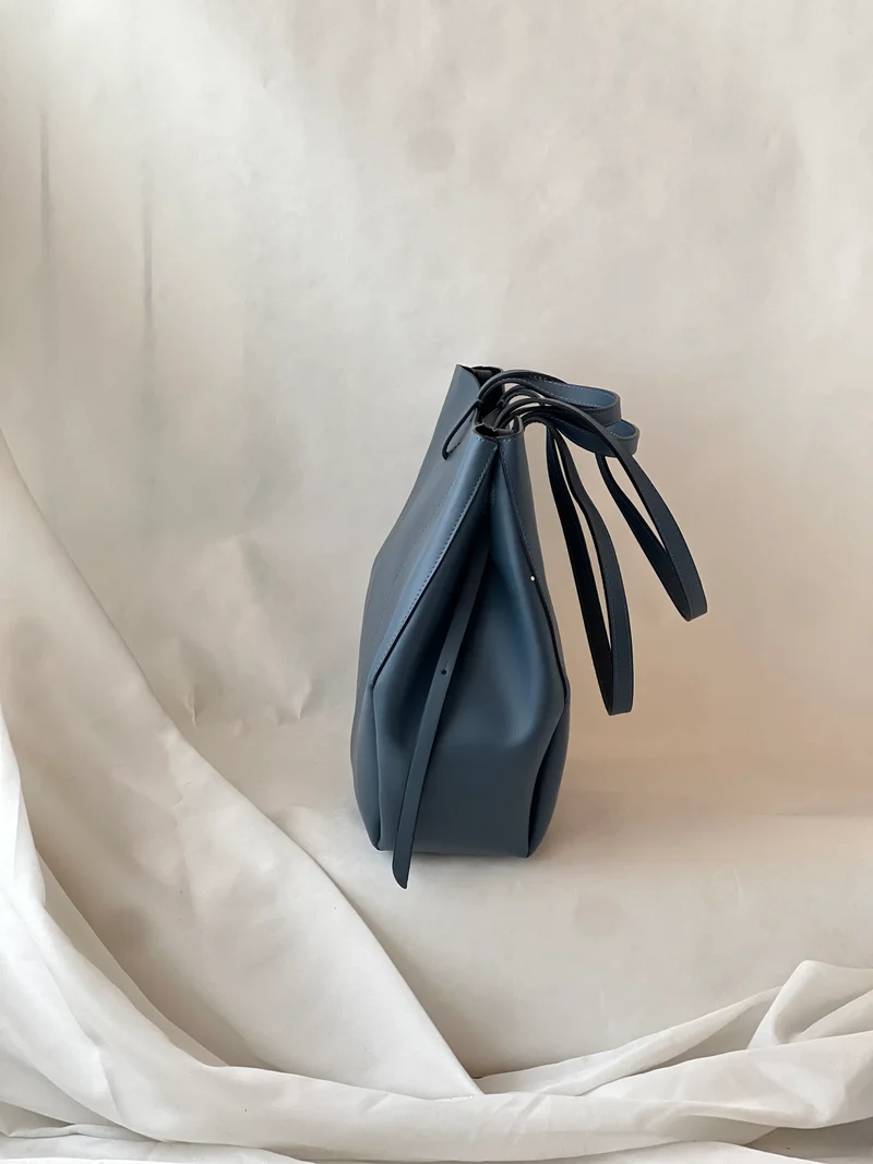 Borsa hobo oversize in pelle di vitello – Neve blu