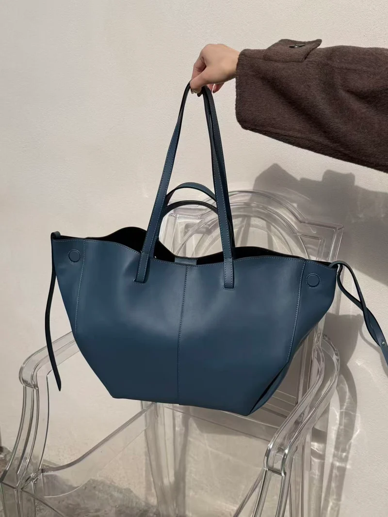 Borsa hobo oversize in pelle di vitello – Neve blu