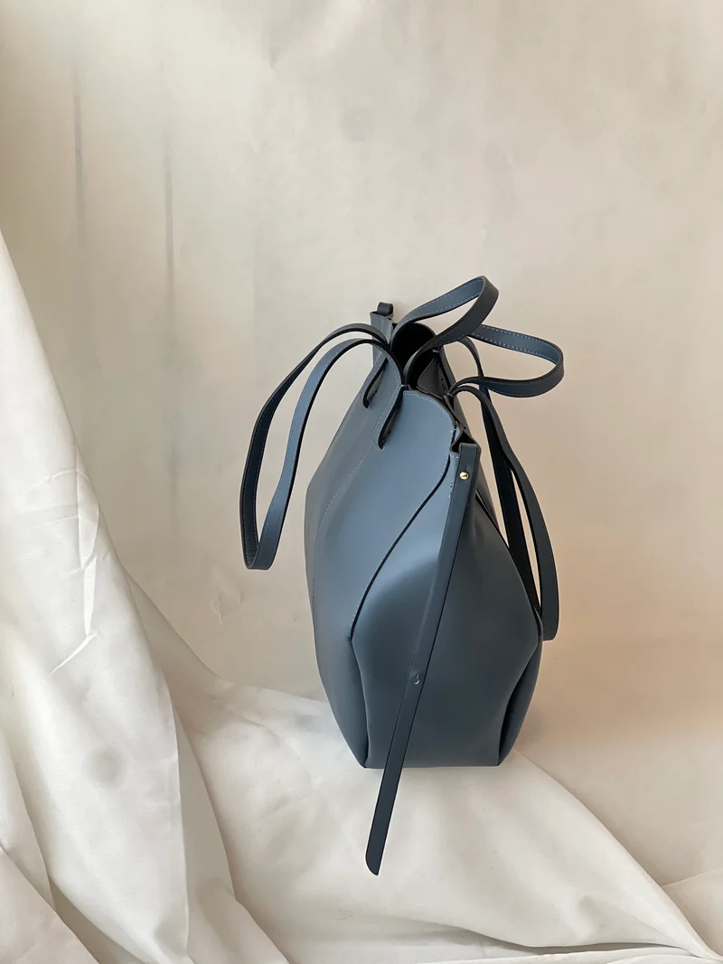 Borsa hobo oversize in pelle di vitello – Neve blu