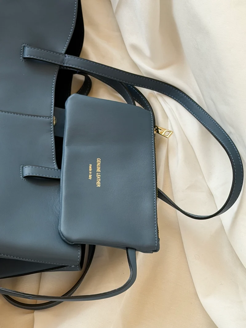Borsa hobo oversize in pelle di vitello – Neve blu