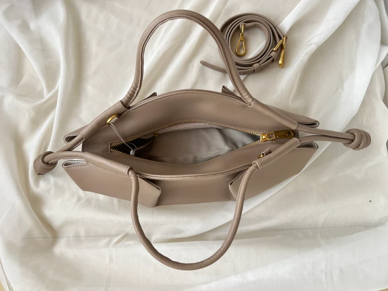 Borsa “Dumpling” in vera pelle – Beige latte