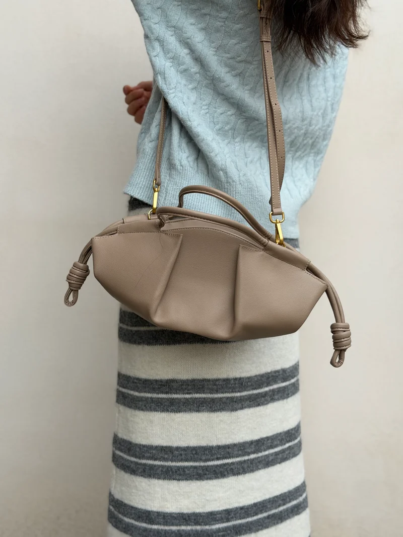 Borsa “Dumpling” in vera pelle – Beige latte