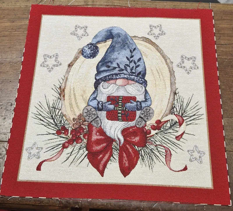 Pannello Fantasia di Natale con Gnomo con Regalo in Gobelin per Realizzare Cuscini e Borse Hand Made, Misura 47x47cm