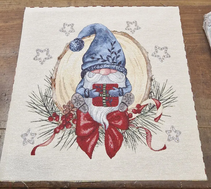 Pannello Fantasia di Natale con Gnomo con Regalo in Gobelin per Realizzare Cuscini e Borse Hand Made, Misura 47x47cm