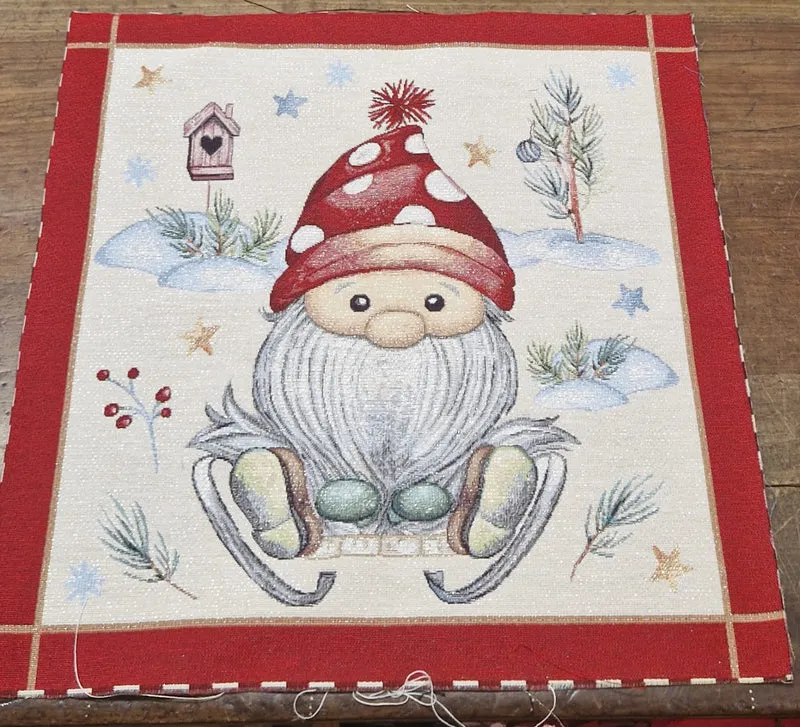 Pannello Fantasia di Natale con Gnomo con Pattini in Gobelin per Realizzare Cuscini e Borse Hand Made, Misura 47x47cm