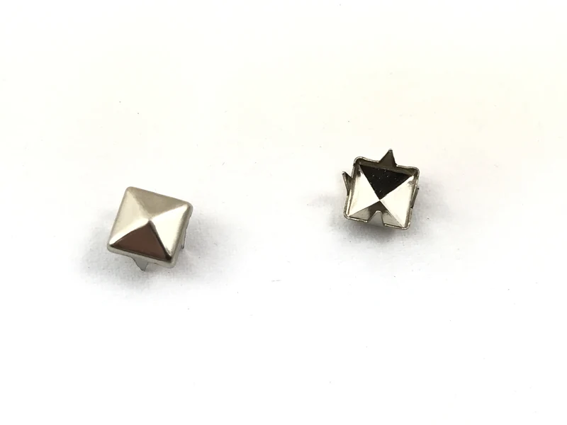 Borchie piramide metalliche cf.10pz