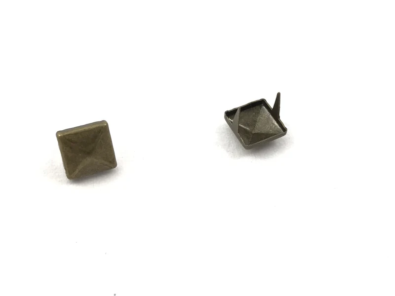 Borchie piramide metalliche cf.10pz