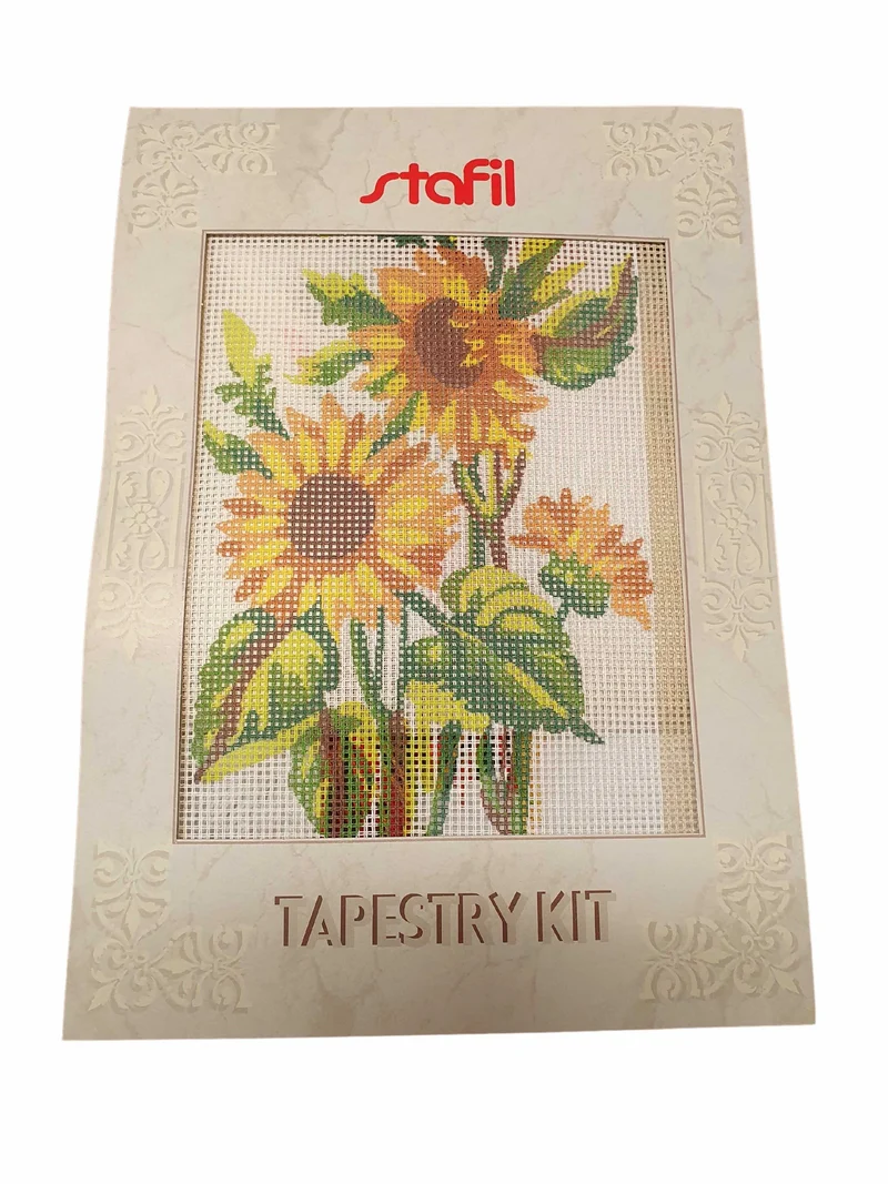Stafil Kit Ricamo Mezzo Punto Fantasia con Papaveri e Girasoli consente di realizzare un Quadro da ricamare anche a Punto Croce