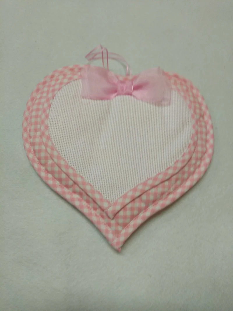 Fiocco nascita da ricamo a forma di cuore a quadretti con fiocco organza